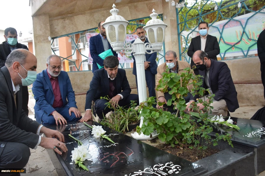 مزارشهدای گمنام آموزشکده فنی دختران قدسیه به مناسبت هفته سربازان گمنام با حضور دکتر هاشمی گلباران شد

 5