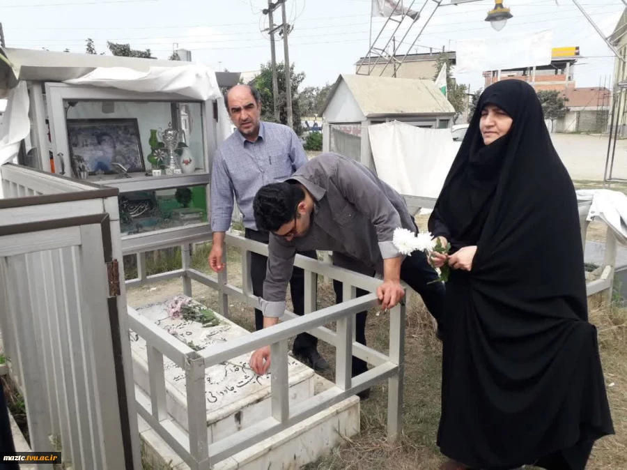 مراسم گل افشانی وعطرافشانی گلزار شهدای روستای معلم کلا ودیدار با خانواده معزز شهید «علی حسن نیا معلم» توسط کارکنان آموزشکده فنی و حرفه ای به مناسبت هفته دفاع مقدس
 2