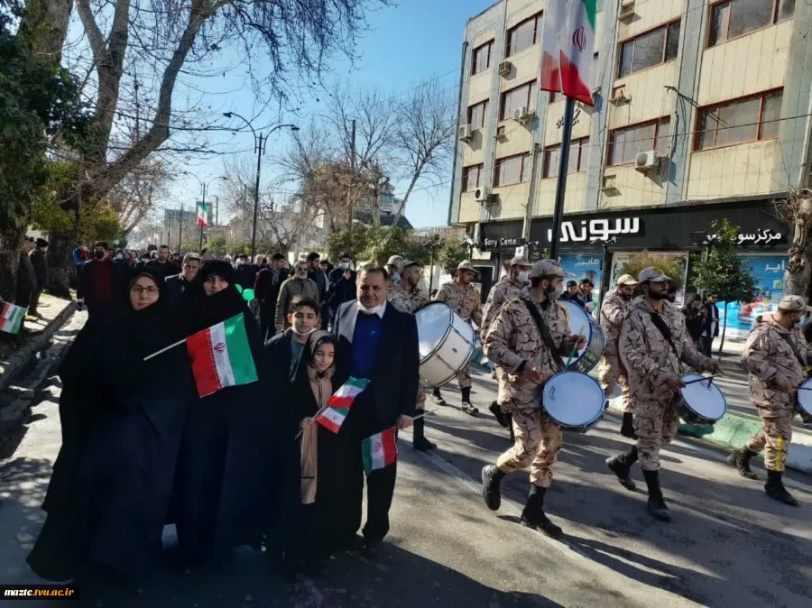 حضور سرپرست، کارکنان، اساتید و دانشجویان بسیجی آموزشکده فنی وحرفه ای دختران بابل در راهپیمایی با شکوه ۲۲ بهمن شهرستان بابل به همراه برپایی ایستگاه نقاشی با محوریت "به رنگ انقلاب"  2