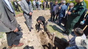 کلنگ  ساخت المان مزار شهید خوشنام  دانشکده فنی و حرفه ای محمودآباد با حضور مسئولین شهرستانی و استانی به زمین خورد. 3