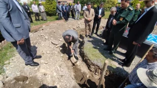 کلنگ  ساخت المان مزار شهید خوشنام  دانشکده فنی و حرفه ای محمودآباد با حضور مسئولین شهرستانی و استانی به زمین خورد. 4